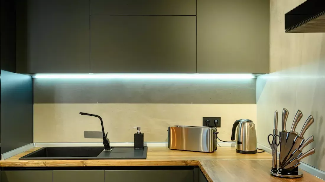 Cocina con microcemento en la pared
