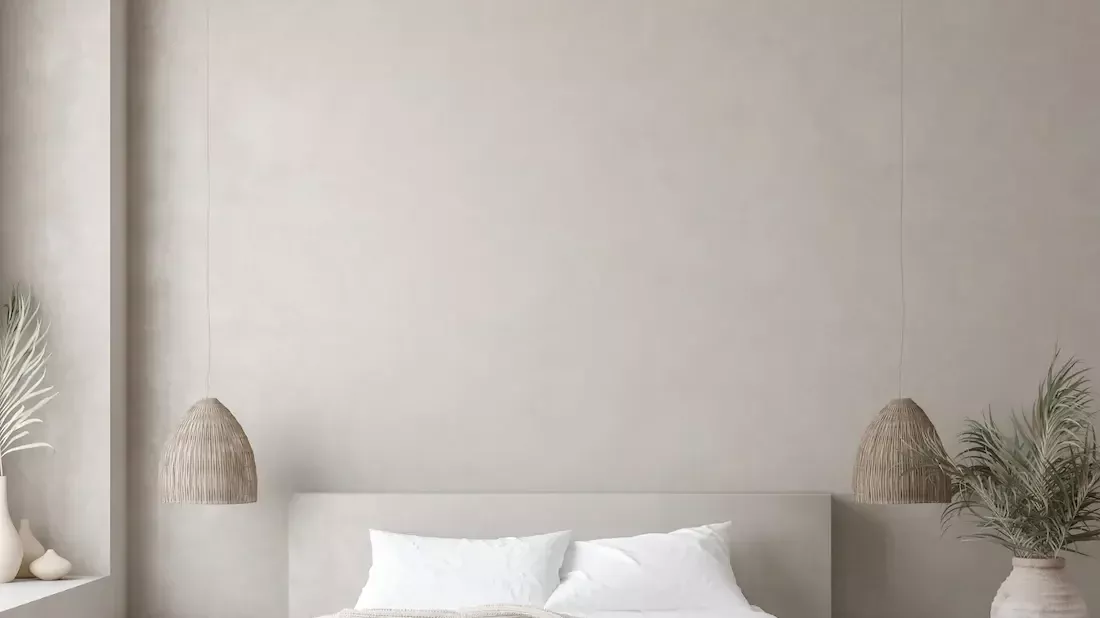 Dormitorio con suelo de microcemento