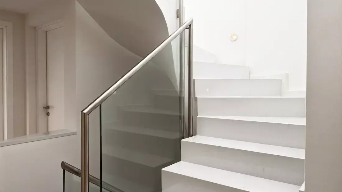Escaleras de microcemento de color blanco Escaleras de microcemento de color blanco