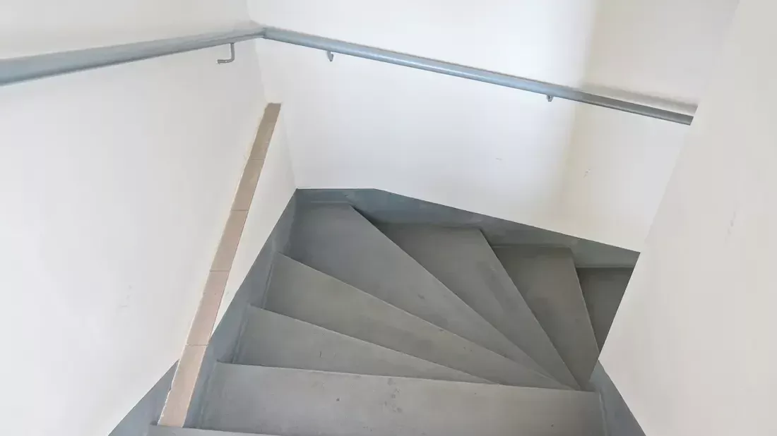 Escaleras de microcemento de color gris Escaleras de microcemento de color gris