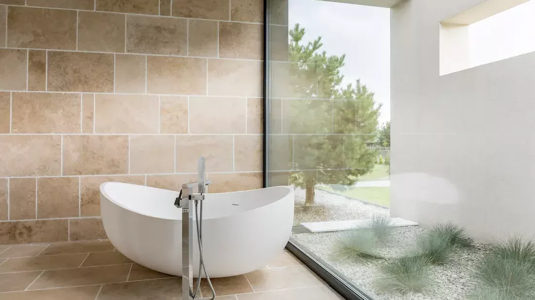 Microcemento en pared exterior de color blanco en casa moderna