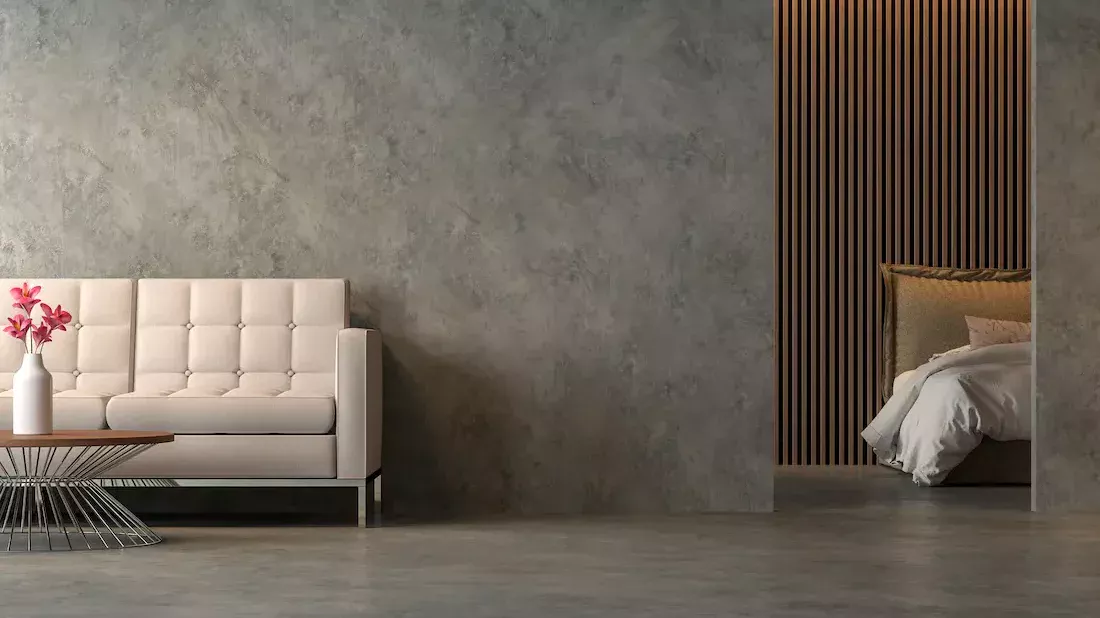 Vivienda con suelo de microcemento de color gris oscuro